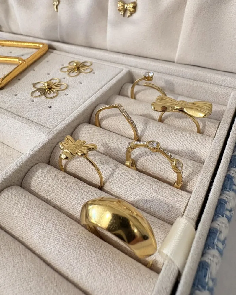Bagues et boucles d'oreilles dorées